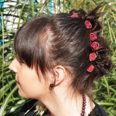 Vivien mit Haarschmuck