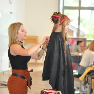 Haare schneiden für einen guten Zweck – Tabaluga Kinderstiftung (© J7 Stuttgart)